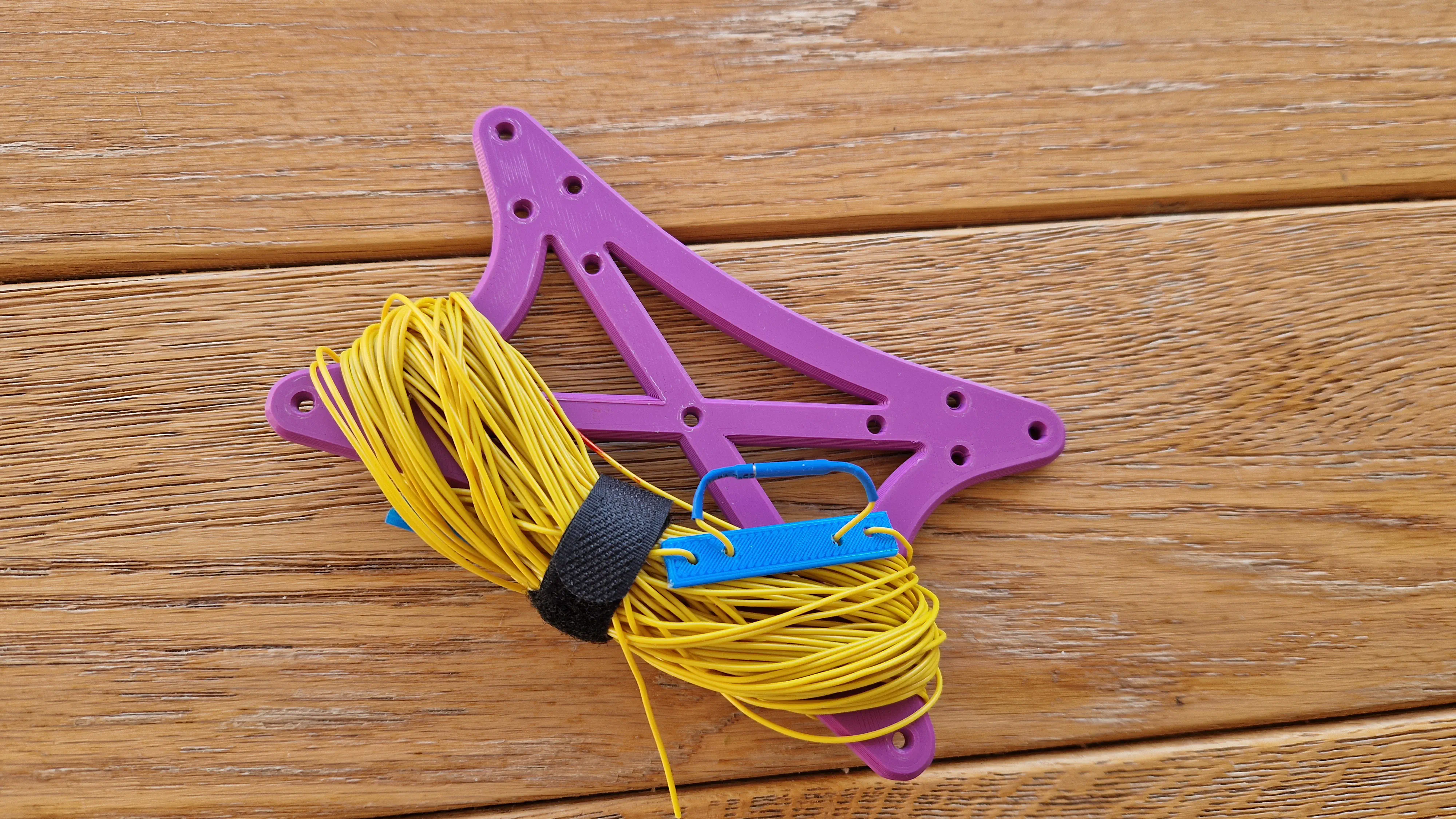 Linked end-fed antenna with mini banana plugs.